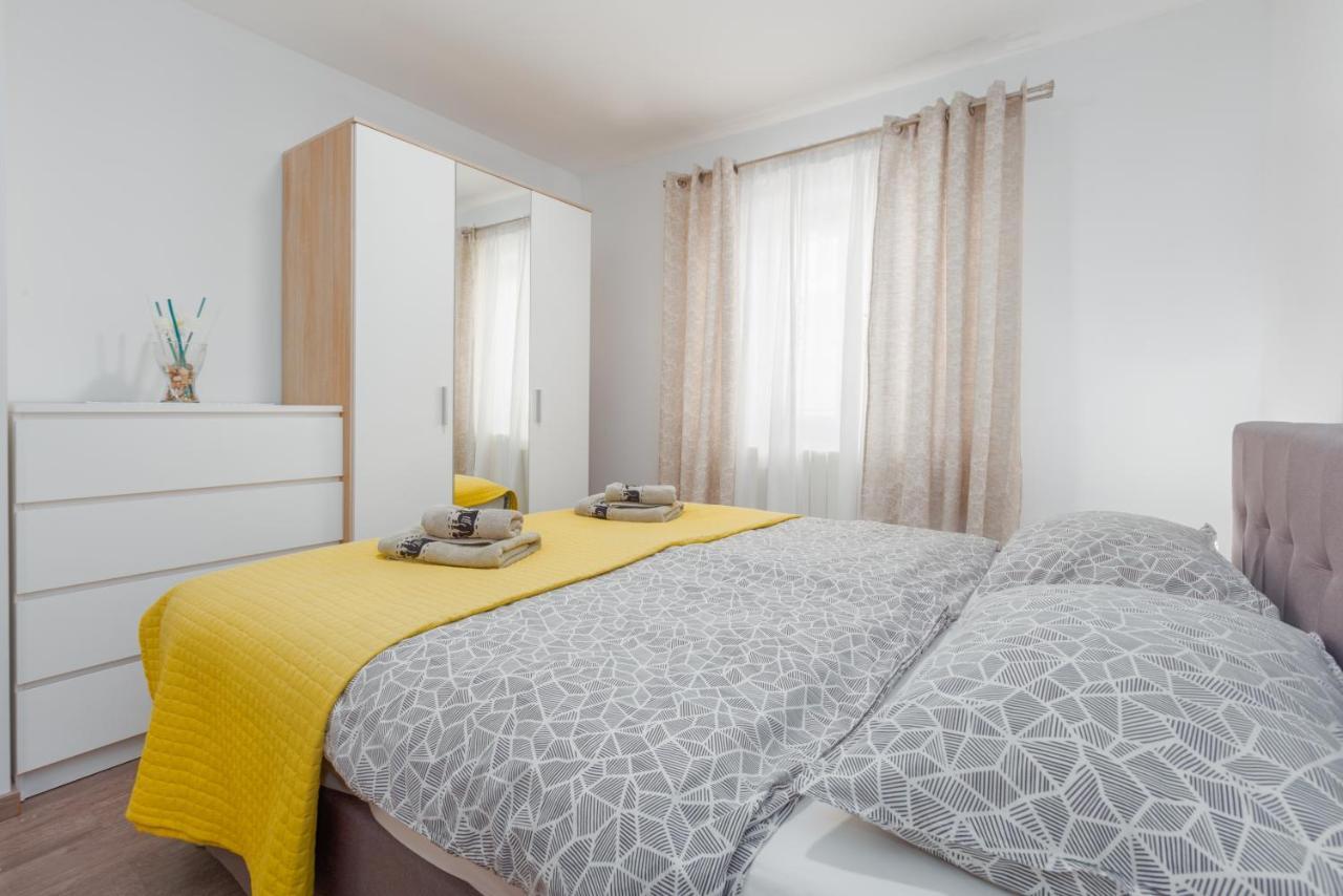 Alex Deluxe Apartments On Beach Porec Exterior photo
