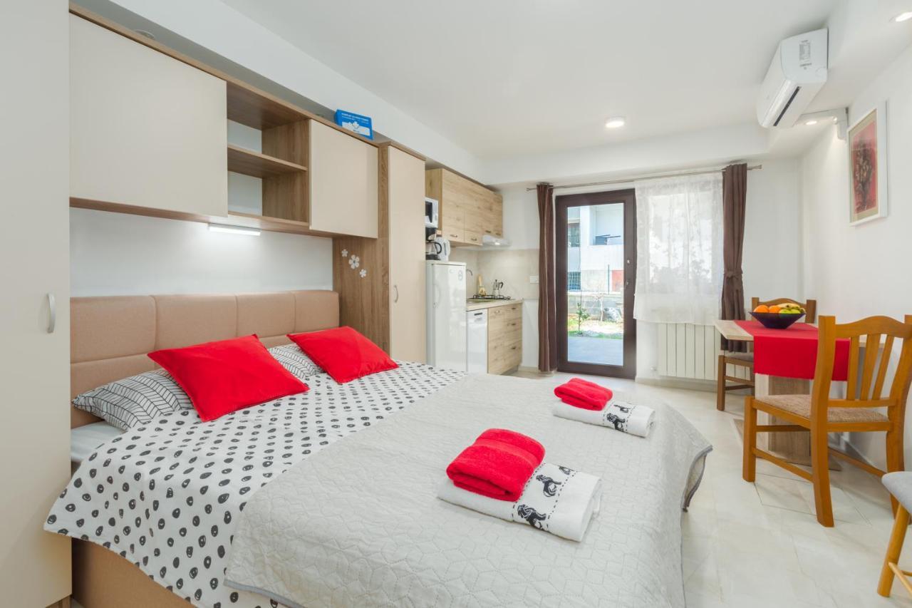 Alex Deluxe Apartments On Beach Porec Exterior photo