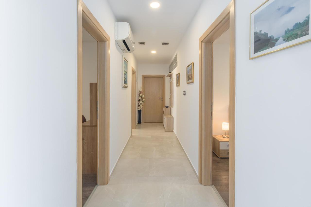 Alex Deluxe Apartments On Beach Porec Exterior photo